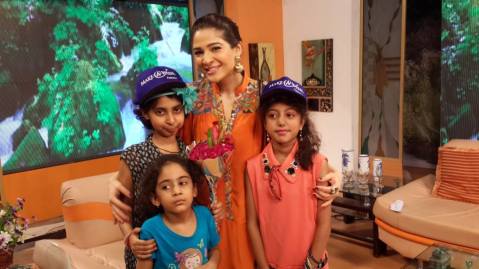 Ayesha Omar with some of her tiny fans! 